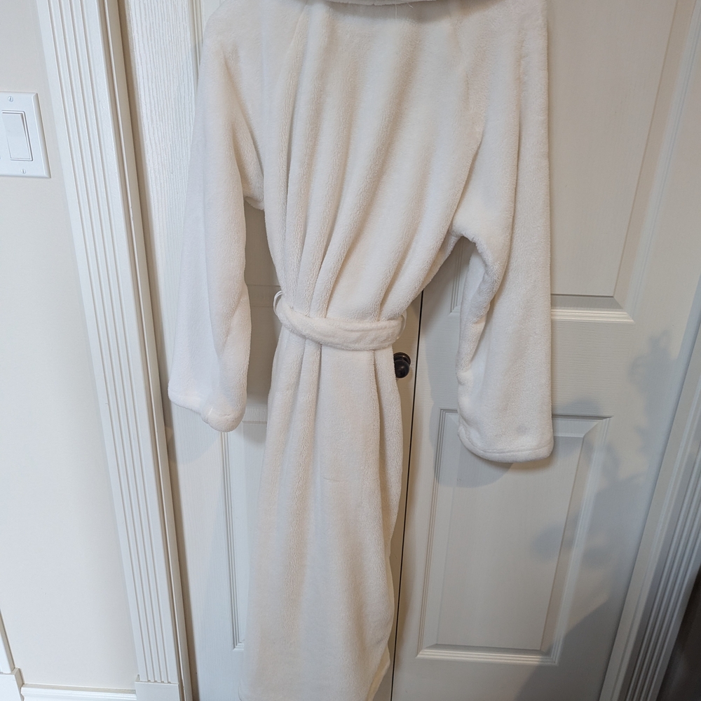 Victoria's Secret Soft White Robe - Picture 3 of 3